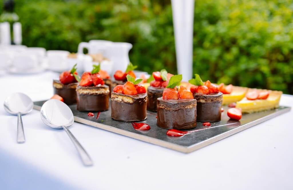 chocolate and strawberry small desserts